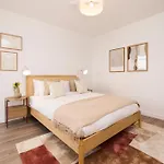 The Tottenham Classic - Charming 2Bdr Flat With Balcony