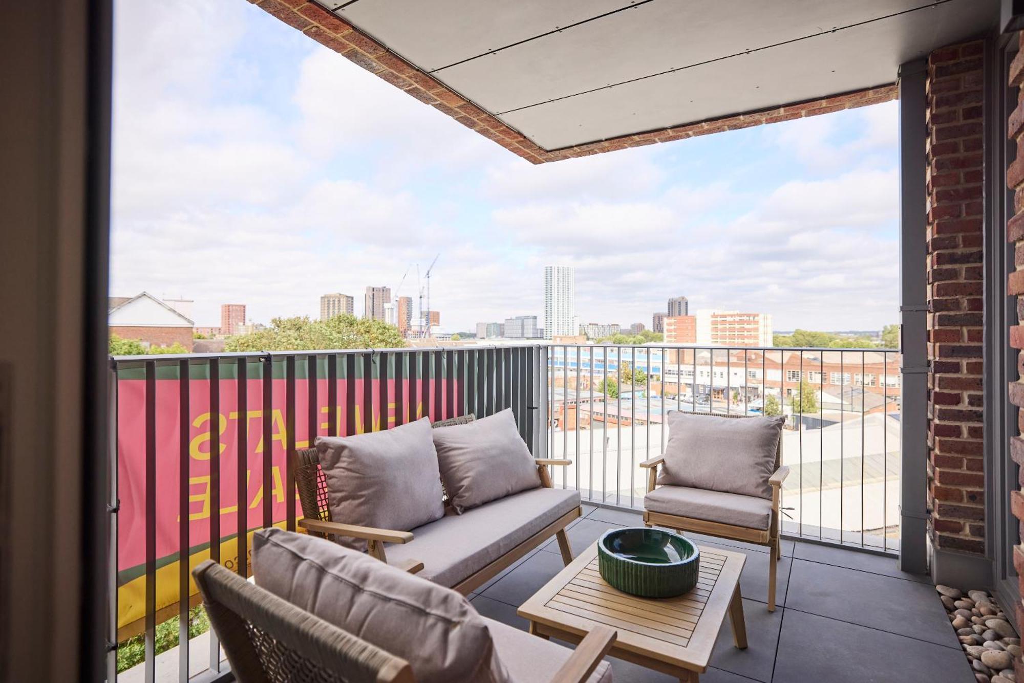 The Tottenham Classic - Charming 2bdr Flat With Balcony London